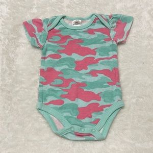 🎀 3-6 months baby girl bodysuit onesies camo print 🎀 with free matching pants